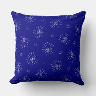 Die weißen Blume auf Marineblau Kissen