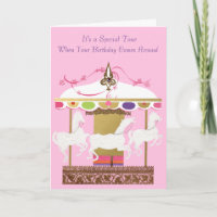 Die weißen fröhlichen Pferde gehen