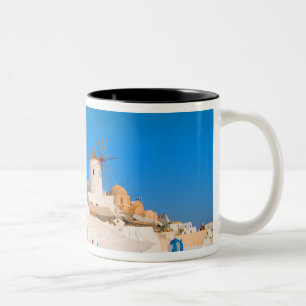 Die weißen Gebäude und die Windmühlen auf den Zweifarbige Tasse