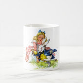 Die weißen Kaninchenrennen von Alice Kaffeetasse (Mittel)