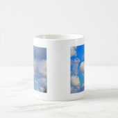 Die weißen Wellen im Himmel Kaffeetasse (Mittel)