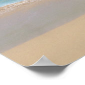Die Wellen brechen am Strand auf, Sandy Beach Poster (Ecke)