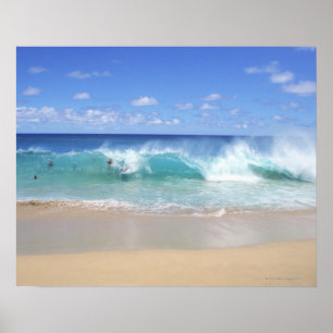 Die Wellen brechen am Strand auf, Sandy Beach Poster
