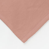 Die Wellen im Retrostil sind blau und rosa. Fleecedecke (Ecke)