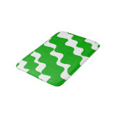 Die Wellenmuster Grün/Weiß Badematte (Schrägansicht)