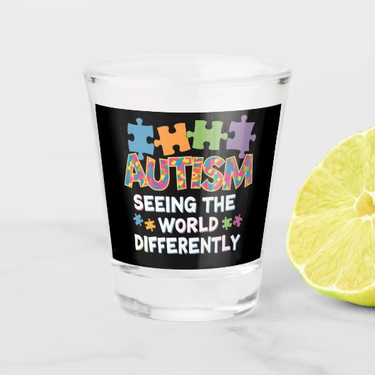 Die Welt anders als das Bewusstsein für Autismus Schnapsglas (Vorderseite)
