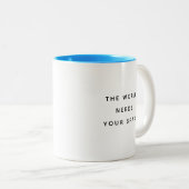 Die Welt braucht typografische moderne Zwei-Ton-Ta Zweifarbige Tasse (VorderseiteRechts)