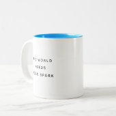 Die Welt braucht typografische moderne Zwei-Ton-Ta Zweifarbige Tasse (Vorderseite Links)