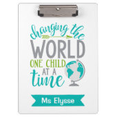 Die Welt ein Kind nach dem anderen ändern Klemmbrett (Vorderseite)