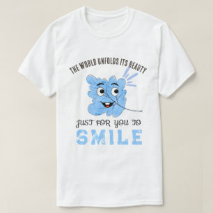"Die Welt entfaltet ihre Schönheit" Blauer lächeln T-Shirt