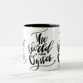 Die Welt ist Ihre Auster Zweifarbige Tasse (Mittel)