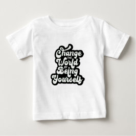 die Welt verändern, indem du selbst bist Baby T-shirt