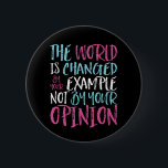 Die Welt wird durch Inspirierend Führer durch Beis Button<br><div class="desc">Die Welt wird durch Ihr Beispiel verändert, nicht durch Ihre Meinung. Inspiration und motivierend Zitat-Design für diejenigen, die für Gleichheit eintreten, Liebe statt Hass wählen und auf eine bessere Welt hoffen. Inspirier positiver Sprichwort-Waren für Rassismus und Antischikanismus. Die Menschen aufblähen und inspiriert werden, positiv zu sein, freundlich, mutig zu sein...</div>