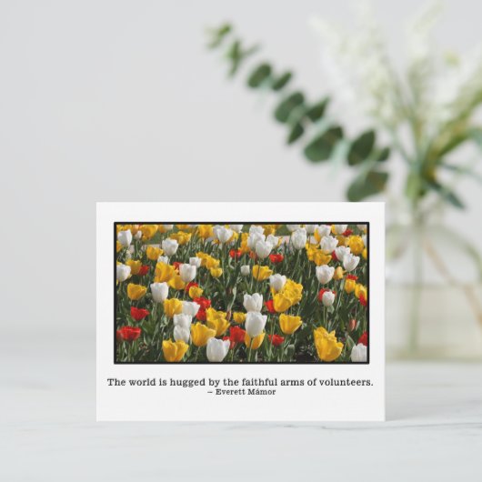 Die Welt wird von Freiwilligen umarmt Postkarte (Stehend Vorderseite)
