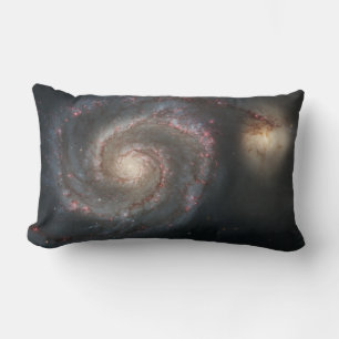 Die Whirlpool-Galaxie M51 und Begleiter im Weltrau Lendenkissen