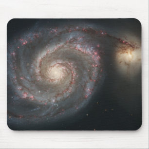 Die Whirlpool-Galaxie M51 und Begleiter im Weltrau Mousepad
