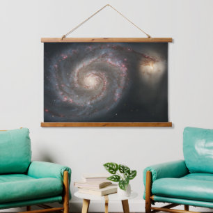Die Whirlpool-Galaxie M51 und Begleiter im Weltrau Wandteppich Mit Holzrahmen