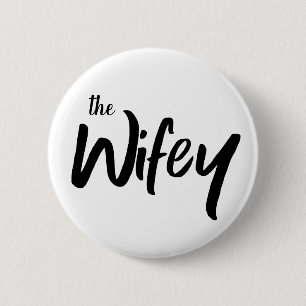 Die Wifey-whimsical-Typografie für die Braut Button
