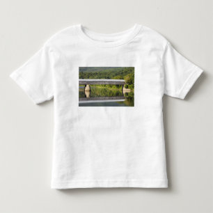 Die Windsor-Cornish Covered Bridge überspannt den Kleinkind T-shirt