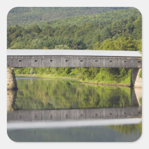 Die Windsor-Cornish Covered Bridge überspannt den Quadratischer Aufkleber