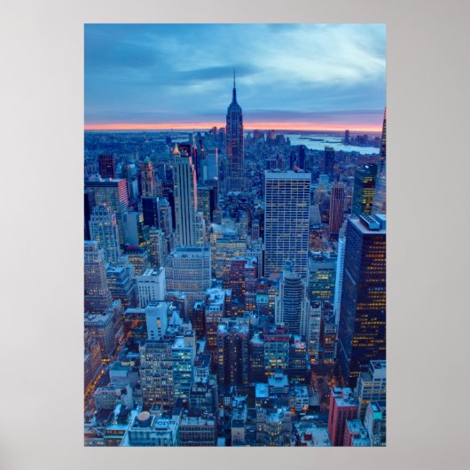 Die Wolkenkratzer von Manhattan sind beleuchtet Poster (Vorne)
