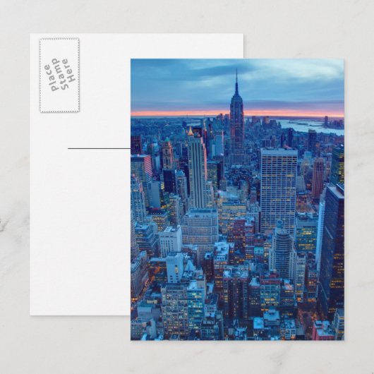 Die Wolkenkratzer von Manhattan sind beleuchtet Postkarte (Vorne/Hinten)