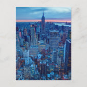 Die Wolkenkratzer von Manhattan sind beleuchtet Postkarte (Vorderseite)