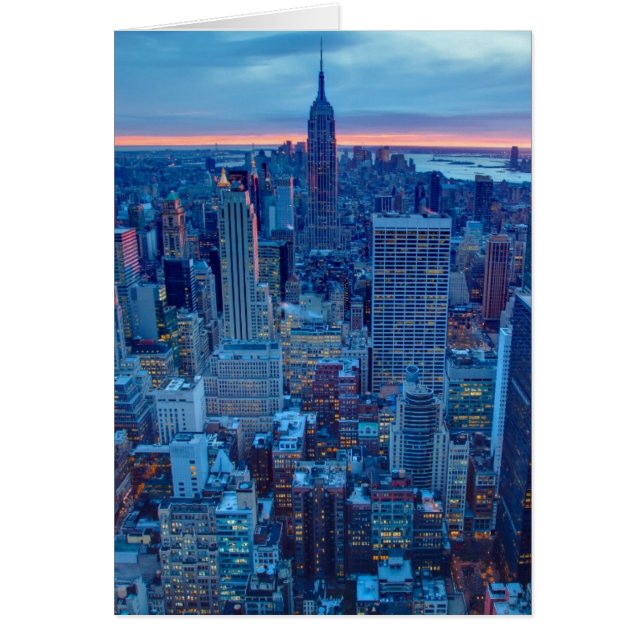 Die Wolkenkratzer von Manhattan werden beleuchtet (Vorne)