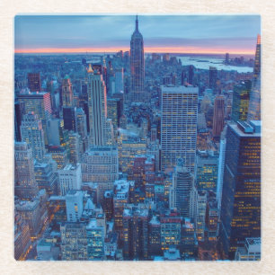Die Wolkenkratzer von Manhattan werden beleuchtet Glasuntersetzer
