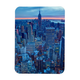 Die Wolkenkratzer von Manhattan werden beleuchtet Magnet