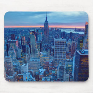 Die Wolkenkratzer von Manhattan werden beleuchtet Mousepad