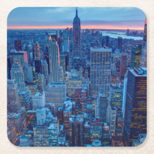 Die Wolkenkratzer von Manhattan werden beleuchtet Rechteckiger Pappuntersetzer