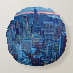 Die Wolkenkratzer von Manhattan werden beleuchtet Rundes Kissen