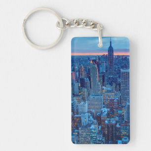 Die Wolkenkratzer von Manhattan werden beleuchtet Schlüsselanhänger