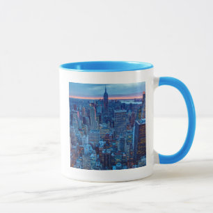 Die Wolkenkratzer von Manhattan werden beleuchtet Tasse