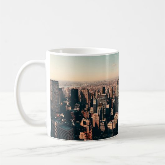 Die Wolkenkratzer von New York City überblicken di Kaffeetasse (Links)