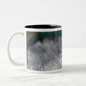 Die wolkigen Straßen im Golf von Mexiko Zweifarbige Tasse (Links)