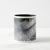 Die wolkigen Straßen im Golf von Mexiko Zweifarbige Tasse (Mittel)