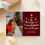 Die wunderbarste Zeit des Jahres Rotes Skript-Foto Feiertagskarte<br><div class="desc">Die schönste Zeit des Jahres Red Script Foto Holiday Card. Senden Sie Ihren personalisierten und individuell gestaltbaren Urlaub an Freunde,  Kollegen und Familie in schlichten,  eleganten und modernen Foto Design festliche,  natürliche minimalistische Stilkarten! Unter der Kalligrafie finden Sie Ihre persönliche Grußbotschaft in der modernen Typografie.</div>