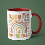 Die wunderbarste Zeit des Jahres Weihnachten Tasse<br><div class="desc">Die wunderbarste Zeit des Jahres Retro Weihnachtsfest-Feiertage-Tasse zeigt den Text "Die schönste Zeit des Jahres" in der modernen Schriftzeichen Typografie mit Regenbogen,  Weihnachtsbaum,  Heilige,  Weihnachtsmannmütze und Schneeflocken. Ideal für Weihnachtsgeschenke,  Weihnachts-Party und Feierlichkeiten,  Geburtstage und vieles mehr. Erstellt von Evco Studio www.zazzle.com/store/evcostudio</div>