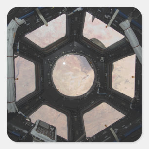 Die Wüste der Sahara, die durch die Fenster sichtb Quadratischer Aufkleber