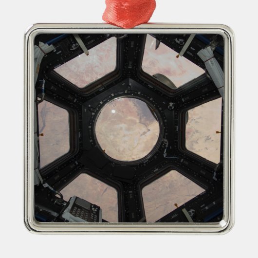 Die Wüste der Sahara, die durch die Fenster sichtb Silbernes Ornament (Vorne)