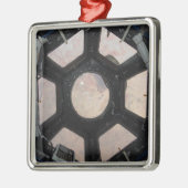 Die Wüste der Sahara, die durch die Fenster sichtb Silbernes Ornament (Links)