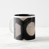 Die Wüste der Sahara, die durch die Fenster sichtb Zweifarbige Tasse (Vorderseite Links)