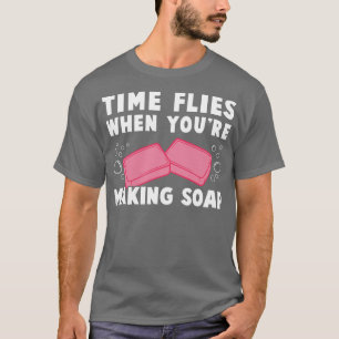 Die Zeit fliegt, wenn man Seife zu einem sonnigen T-Shirt