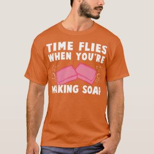 Die Zeit fliegt, wenn man Seife zu einem sonnigen T-Shirt