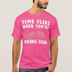 Die Zeit fliegt, wenn man Seife zu einem sonnigen T-Shirt