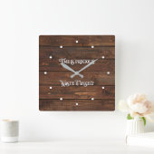 Die Zeit ist wertvoll... auf Dunklem Holz Quadratische Wanduhr (Zuhause)