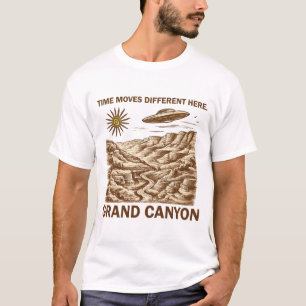 Die Zeit vergeht hier anders – Vintage-Sci-Fi-Wüst T-Shirt