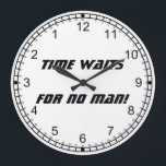 Die Zeit wartet auf niemanden!-Backward Numerals Große Wanduhr<br><div class="desc">Das ist eine saubere und elegante Wanduhr, weißer Hintergrund mit schwarzen Zahlen eines einfachen Stils, ABER sie bewegen sich rückwärts! Die perfekte Uhr für Leute, die gerne daran erinnert werden, mit den Dingen fortzufahren! Enthält den Text "Die Zeit wartet auf niemanden!" in einem Schriftart-Stil, der von Dringlichkeit spricht! Natürlich können...</div>